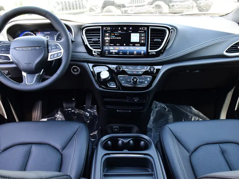 2027 Chrysler Pacifica Select, bílá, 28 km, dovoz Kanada — foto 9 z 12