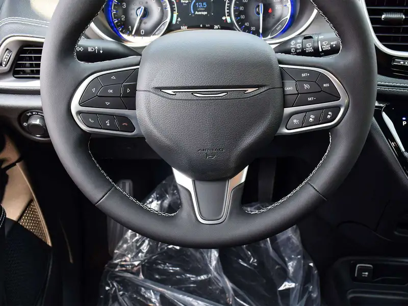 2027 Chrysler Pacifica Select, černá, 28 km, dovoz Kanada — foto 12 z 12
