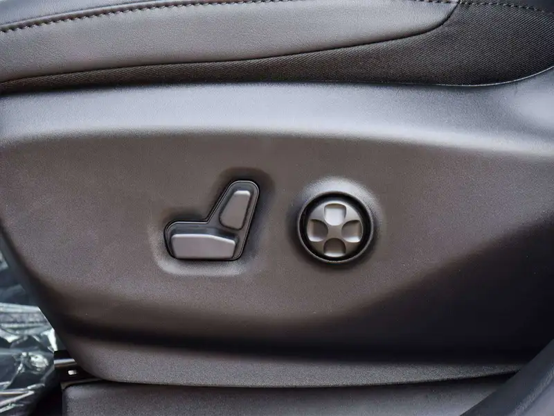 2027 Chrysler Pacifica Select, černá, 28 km, dovoz Kanada — foto 9 z 12