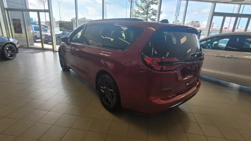 2027 Chrysler Pacifica Select, červená, 0 km, dovoz Kanada — foto 2 z 5