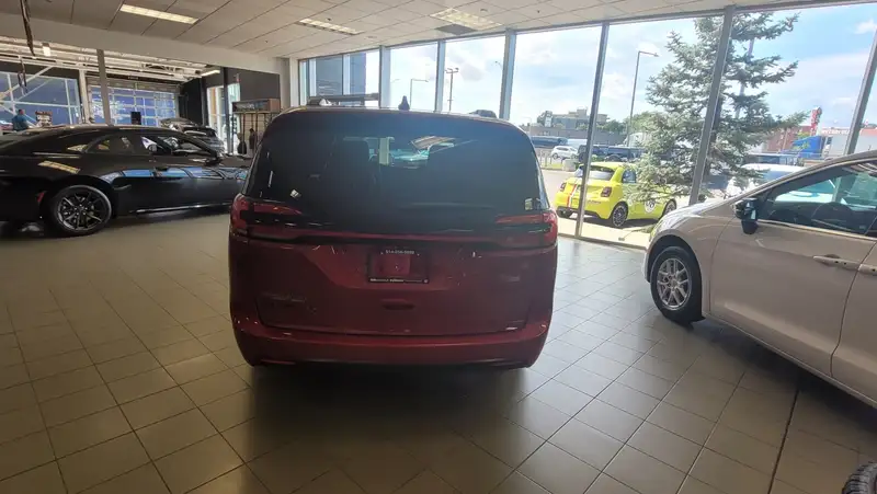2027 Chrysler Pacifica Select, červená, 0 km, dovoz Kanada — foto 5 z 5