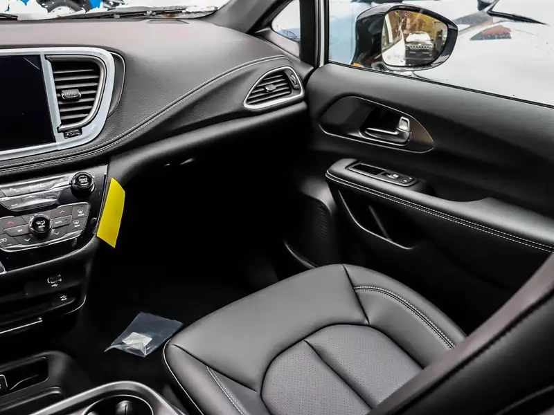 2026 Chrysler Pacifica Select, bílá, 10 km, dovoz Kanada — foto 10 z 12