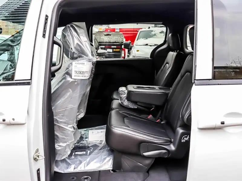2026 Chrysler Pacifica Select, bílá, 10 km, dovoz Kanada — foto 11 z 12