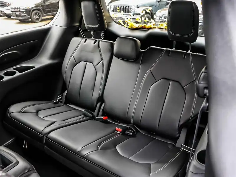 2026 Chrysler Pacifica Select, bílá, 10 km, dovoz Kanada — foto 12 z 12