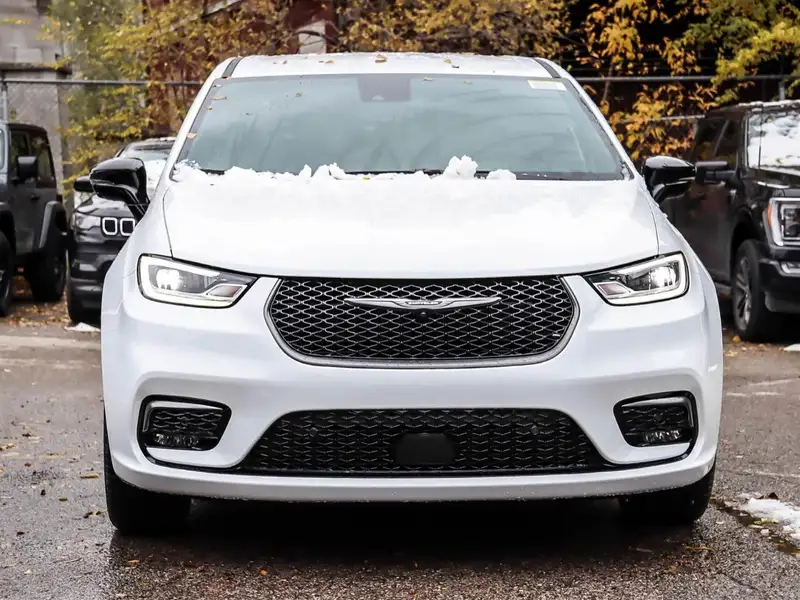 2026 Chrysler Pacifica Select, bílá, 10 km, dovoz Kanada — foto 2 z 12