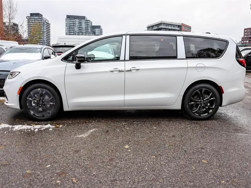 2026 Chrysler Pacifica Select, bílá, 10 km, dovoz Kanada — foto 3 z 12