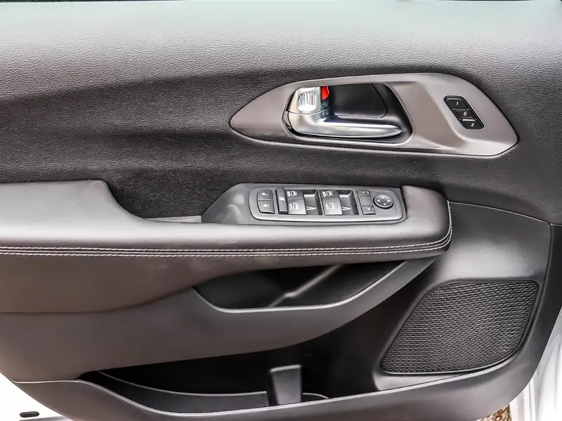 2026 Chrysler Pacifica Select, bílá, 10 km, dovoz Kanada — foto 4 z 12