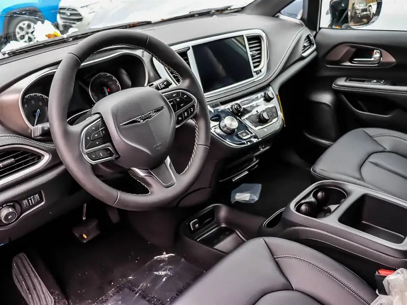 2026 Chrysler Pacifica Select, bílá, 10 km, dovoz Kanada — foto 5 z 12