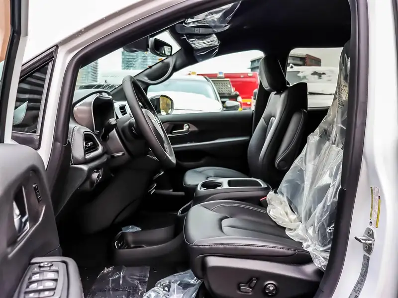 2026 Chrysler Pacifica Select, bílá, 10 km, dovoz Kanada — foto 6 z 12