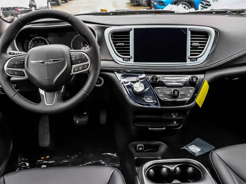 2026 Chrysler Pacifica Select, bílá, 10 km, dovoz Kanada — foto 7 z 12