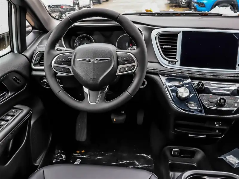 2026 Chrysler Pacifica Select, bílá, 10 km, dovoz Kanada — foto 8 z 12