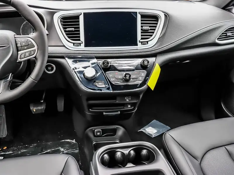 2026 Chrysler Pacifica Select, bílá, 10 km, dovoz Kanada — foto 9 z 12