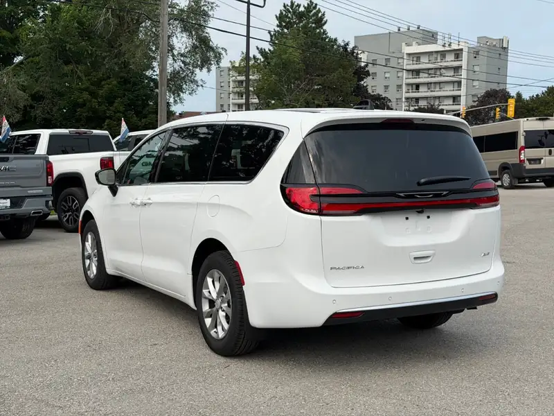 2027 Chrysler Pacifica Select, bílá, 10 km, dovoz Kanada — foto 6 z 12