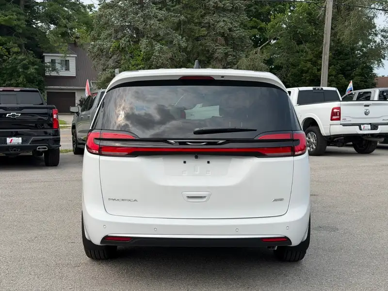 2027 Chrysler Pacifica Select, bílá, 10 km, dovoz Kanada — foto 7 z 12