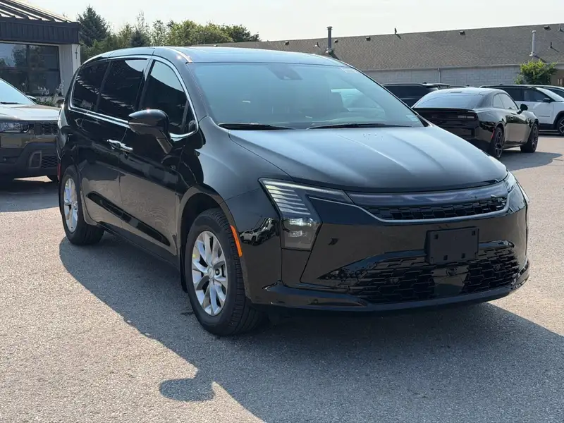 2027 Chrysler Pacifica Select, černá, 18 km, dovoz Kanada — foto 10 z 12
