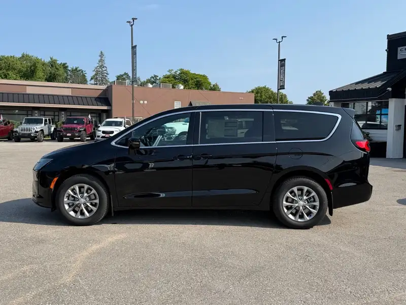 2027 Chrysler Pacifica Select, černá, 18 km, dovoz Kanada — foto 4 z 12
