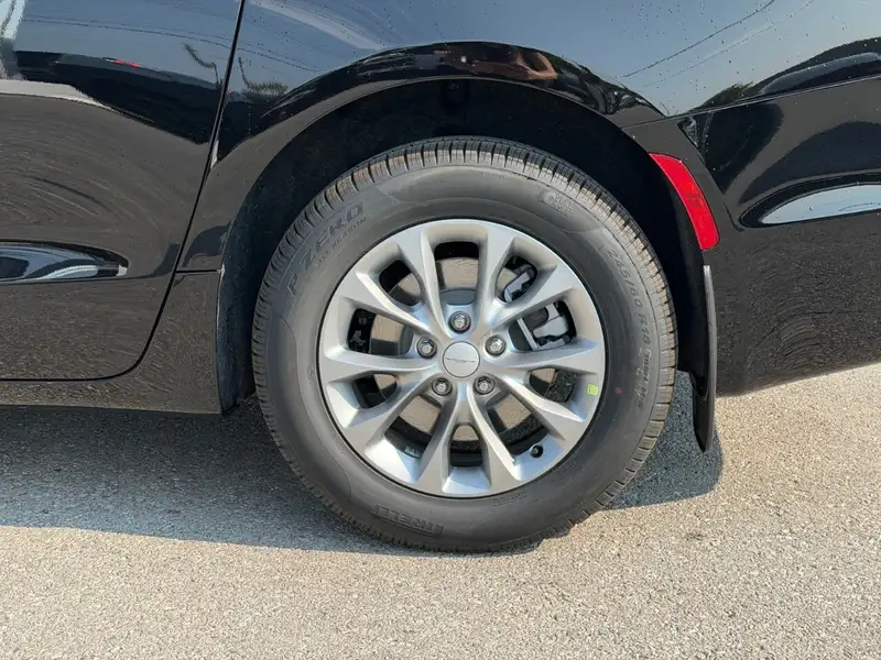 2027 Chrysler Pacifica Select, černá, 18 km, dovoz Kanada — foto 5 z 12