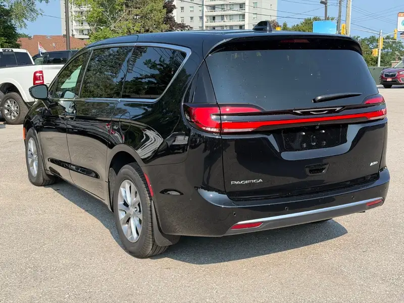 2027 Chrysler Pacifica Select, černá, 18 km, dovoz Kanada — foto 6 z 12