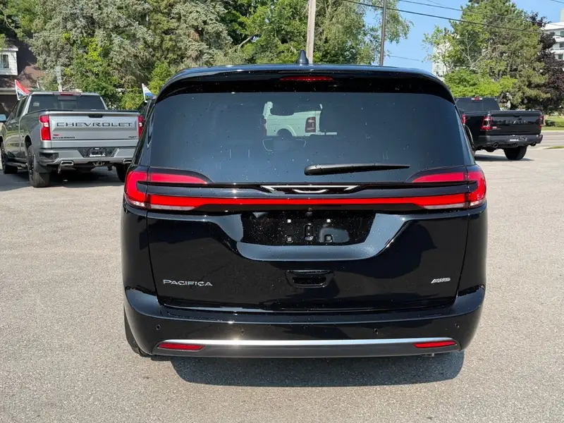 2027 Chrysler Pacifica Select, černá, 18 km, dovoz Kanada — foto 7 z 12