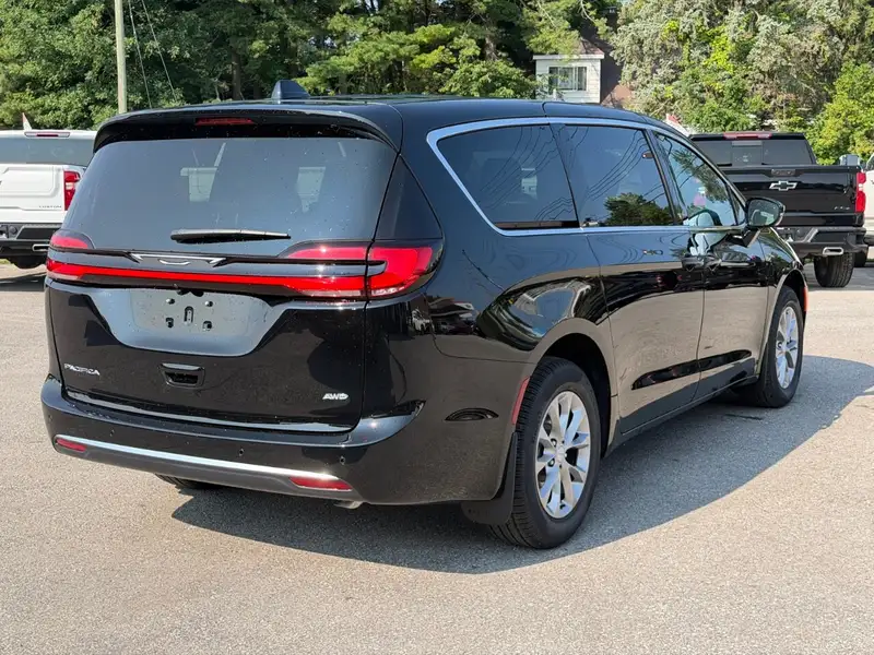 2027 Chrysler Pacifica Select, černá, 18 km, dovoz Kanada — foto 8 z 12
