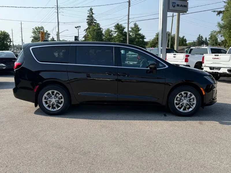 2027 Chrysler Pacifica Select, černá, 18 km, dovoz Kanada — foto 9 z 12
