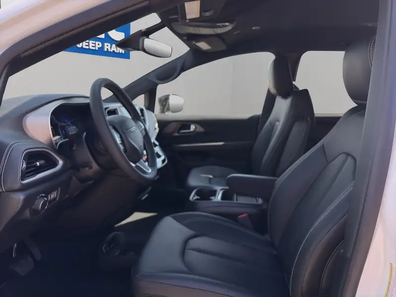 2027 Chrysler Pacifica Select, bílá, 13 km, dovoz Kanada — foto 9 z 12