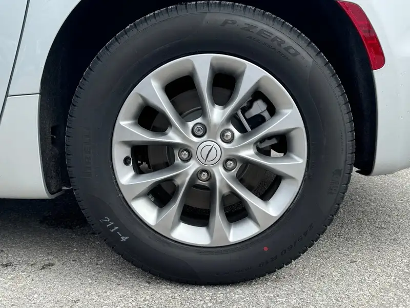 2026 Chrysler Pacifica Select AWD, bílá, 15 702 km, dovoz Kanada — foto 10 z 12