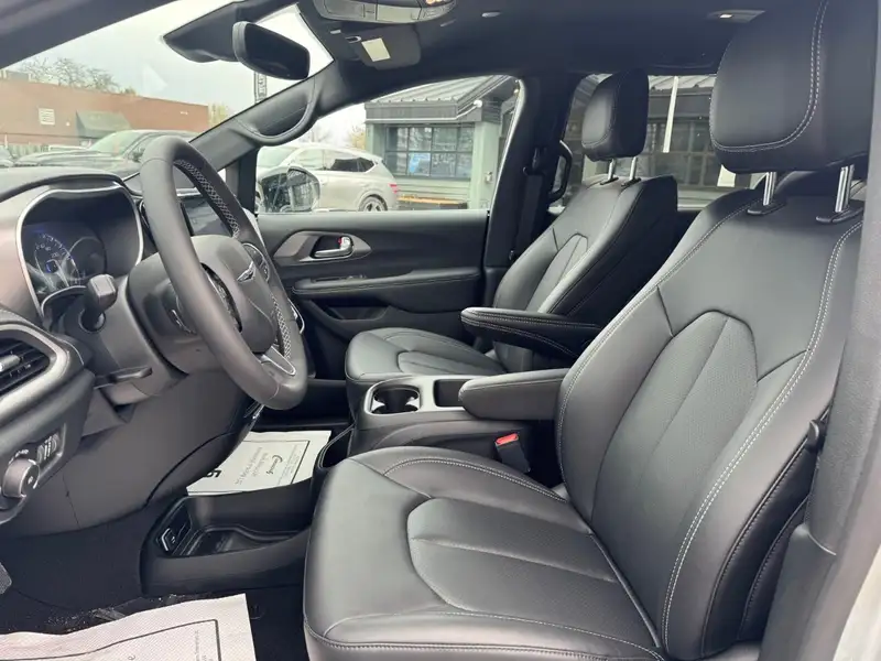 2026 Chrysler Pacifica Select AWD, bílá, 15 702 km, dovoz Kanada — foto 11 z 12