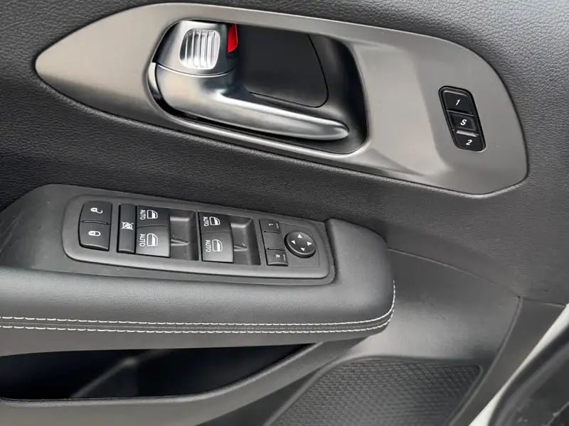 2026 Chrysler Pacifica Select AWD, bílá, 15 702 km, dovoz Kanada — foto 12 z 12