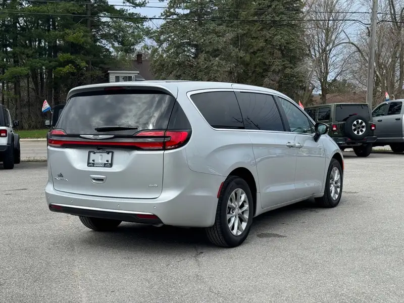2026 Chrysler Pacifica Select AWD, bílá, 15 702 km, dovoz Kanada — foto 5 z 12