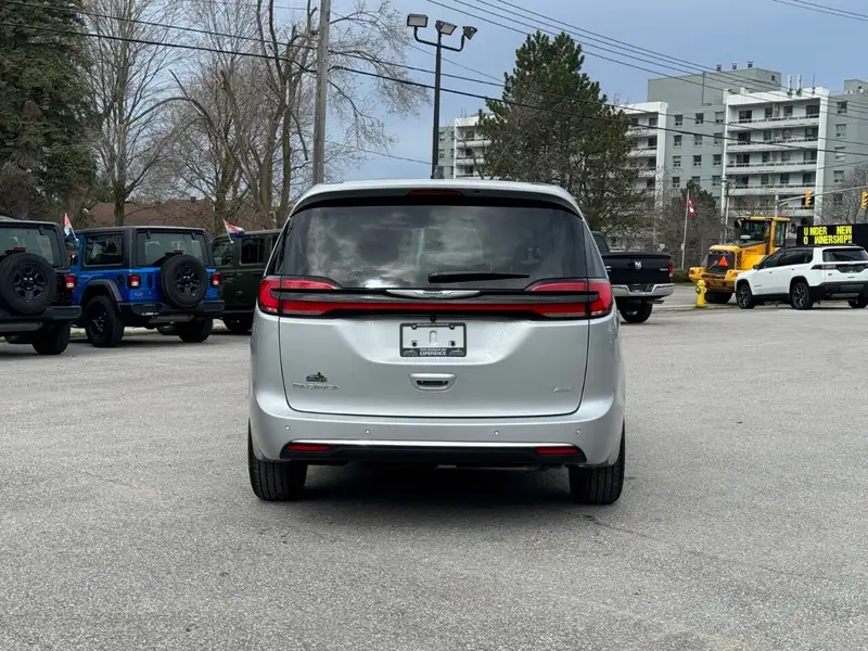 2026 Chrysler Pacifica Select AWD, bílá, 15 702 km, dovoz Kanada — foto 6 z 12