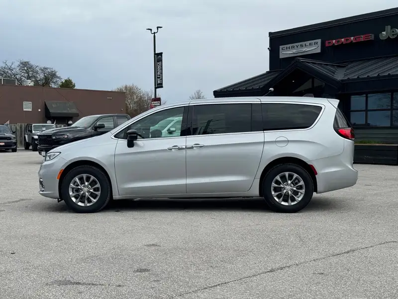 2026 Chrysler Pacifica Select AWD, bílá, 15 702 km, dovoz Kanada — foto 8 z 12
