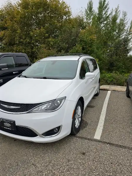 2017 Chrysler Pacifica 4dr Wgn Touring-L, bílá, 151 359 km, dovoz Kanada — foto 2 z 3