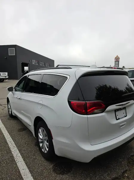 2017 Chrysler Pacifica 4dr Wgn Touring-L, bílá, 151 359 km, dovoz Kanada — foto 3 z 3