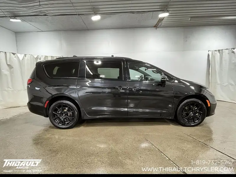 2022 Chrysler Pacifica Touring, černá, 141 027 km, dovoz Kanada — foto 2 z 12