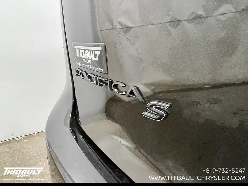 2022 Chrysler Pacifica Touring, černá, 141 027 km, dovoz Kanada — foto 5 z 12