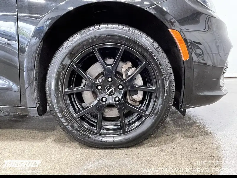 2022 Chrysler Pacifica Touring, černá, 141 027 km, dovoz Kanada — foto 8 z 12