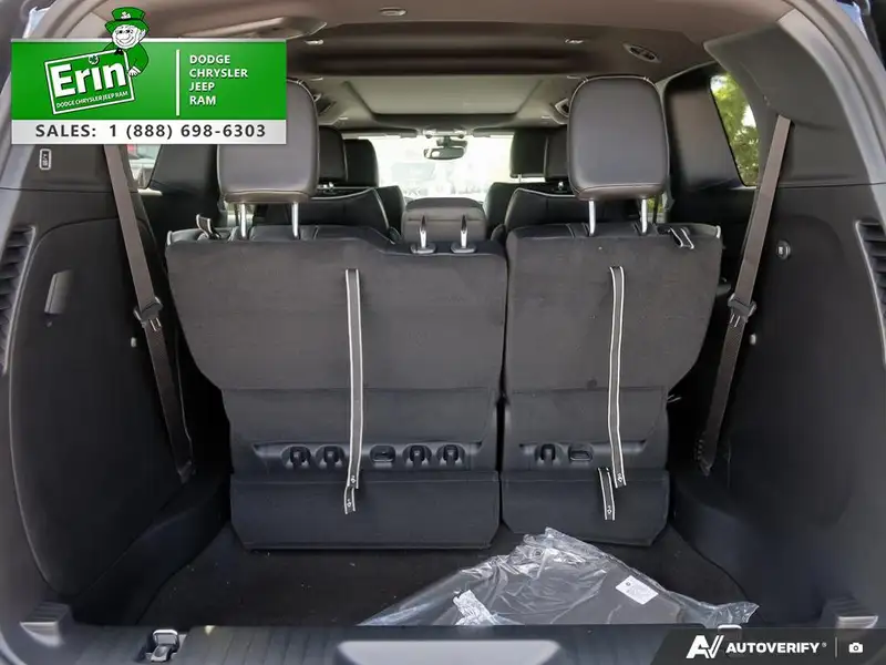 2027 Chrysler Pacifica, černá, dovoz Kanada — foto 11 z 12