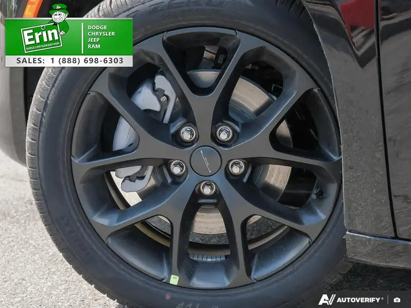 2027 Chrysler Pacifica, černá, dovoz Kanada — foto 6 z 12
