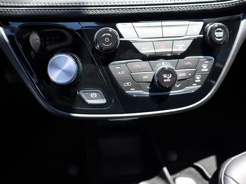 2027 Chrysler Pacifica Select, černá, dovoz Kanada — foto 10 z 12
