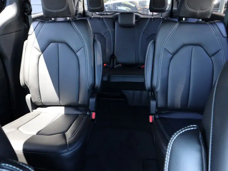 2027 Chrysler Pacifica Select, černá, dovoz Kanada — foto 12 z 12