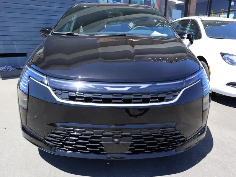 2027 Chrysler Pacifica Select, černá, dovoz Kanada — foto 2 z 12