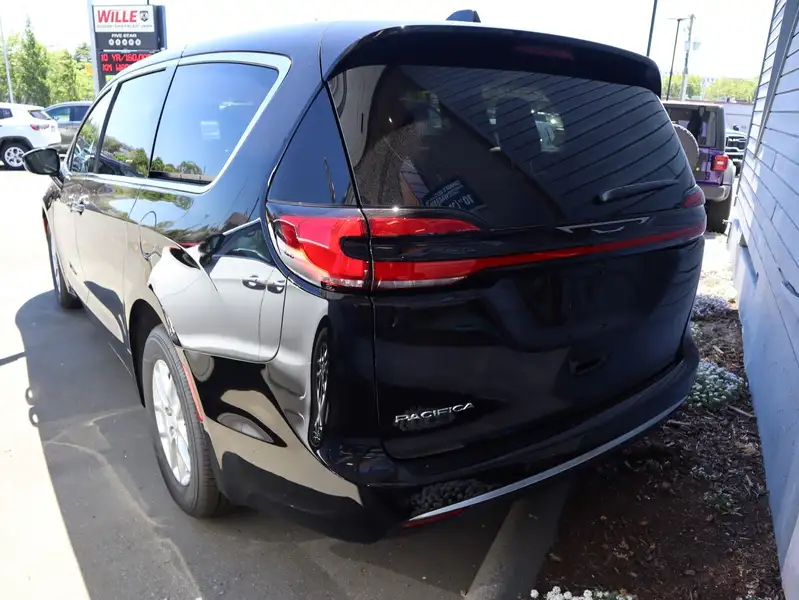 2027 Chrysler Pacifica Select, černá, dovoz Kanada — foto 4 z 12