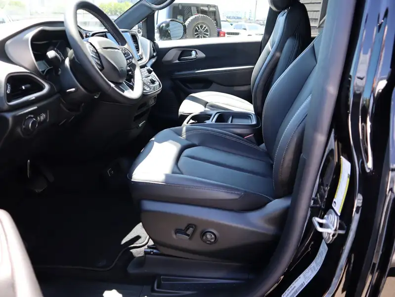 2027 Chrysler Pacifica Select, černá, dovoz Kanada — foto 6 z 12