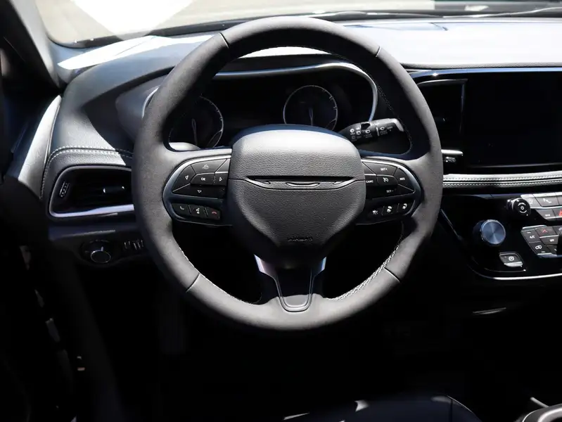 2027 Chrysler Pacifica Select, černá, dovoz Kanada — foto 8 z 12