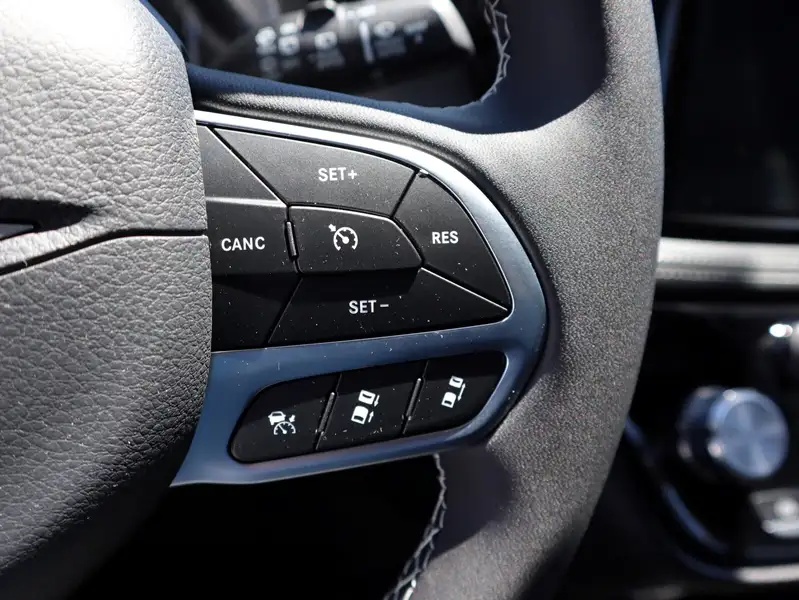 2027 Chrysler Pacifica Select, černá, dovoz Kanada — foto 9 z 12