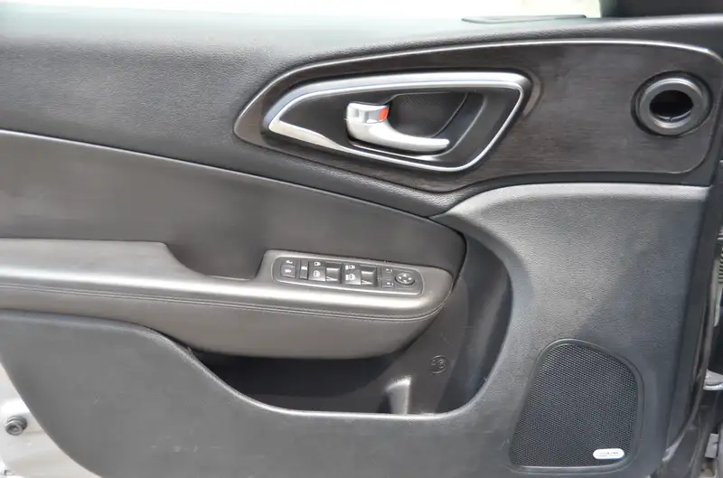 2016 Chrysler 200, 130 285 km, dovoz Kanada — foto 10 z 12