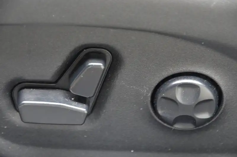 2016 Chrysler 200, 130 285 km, dovoz Kanada — foto 12 z 12