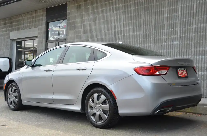 2016 Chrysler 200, 130 285 km, dovoz Kanada — foto 4 z 12