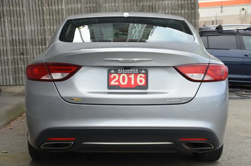 2016 Chrysler 200, 130 285 km, dovoz Kanada — foto 9 z 12